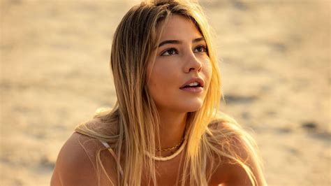 See Madelyn Cline Demonstrate How To Pose In A Tiny Tank Top | GIANT FREAKIN ROBOT