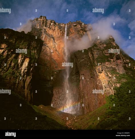 Angel Falls and Mount Auyantepui (Auyantepuy) (Devil's Mountain ...