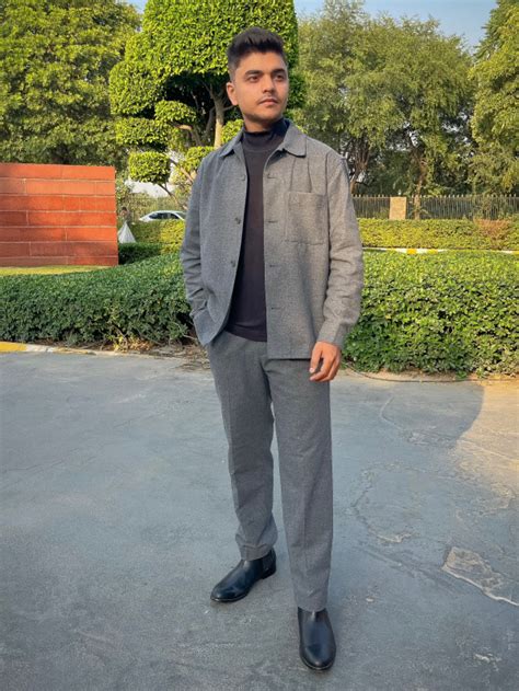 Outfit ideas of Karan(Ambience Mall Gurgaon) | UNIQLO IN