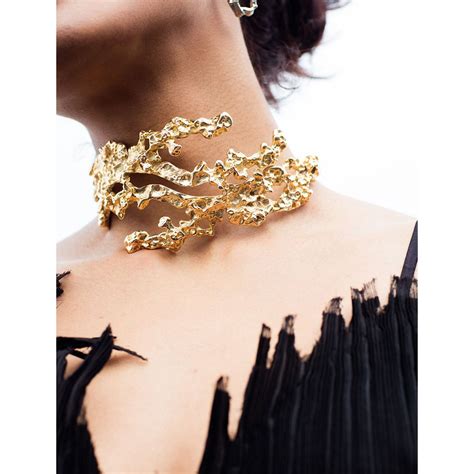Sonam Kapoor Ahuja wore an architectural choker by Shaun Leane ...