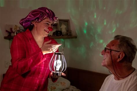 Kad navečer u domovima za starije i nemoćne sve utihne “Crveni nosovi ...