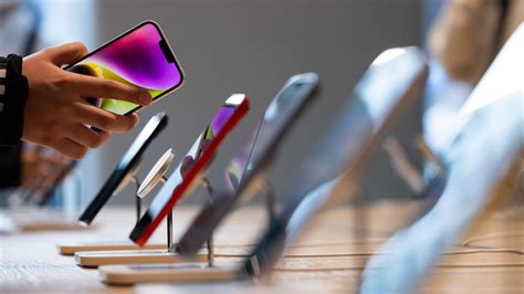 Great iPhone robbery! Thieves steal iPhones worth $500000 from Apple ...