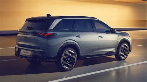 The new Peugeot E-5008 is an all-electric seven-seater with 410 miles ...