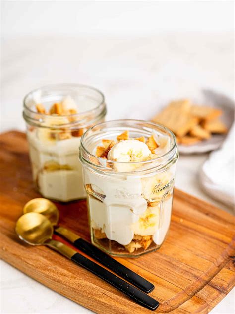 Easy & Healthy Banana Pudding Jars (ready in under 5 minutes!)