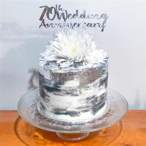 9 Happy Wedding Anniversary Cake Images in White for Pure Elegance
