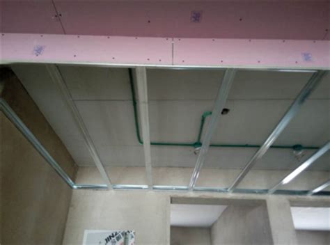 PVC吊顶安装步骤与材料性能特点 - 装修保障网