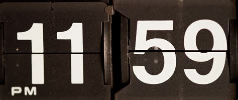 cambio de reloj retro de 11:59 pm a 12:00 am en 4k 1616481 Vídeo de ...