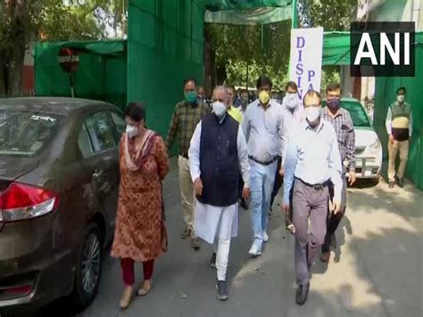 North MCD Mayor inspects Hindu Rao hospital amid rising COVID cases