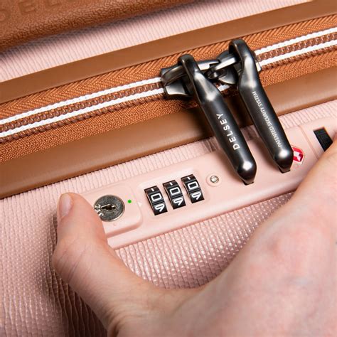 TSA Lock vs Combination Lock: What’s the Difference? – Travel Flaunt