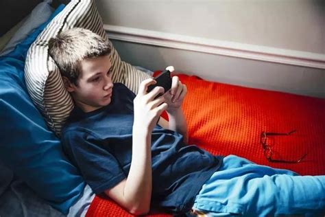 孩子玩手机上瘾，试试这几个方法让孩子放下手机！_父母