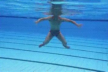 游泳保证自己安全的秘密，踩水（上）踩水的浮力原理 - YouTube
