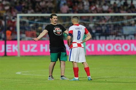 Hrvatska doživjela debakl u Osjeku, navijač utrčao na teren i ...
