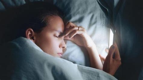 玩手机影响睡眠吗，睡前玩手机的危害 - 女性健康网
