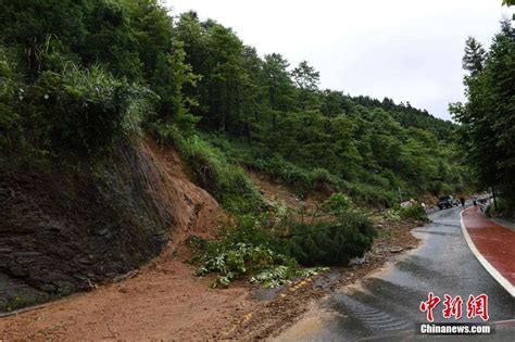 暴雨致重庆万盛境内一乡村公路被泥石流冲断