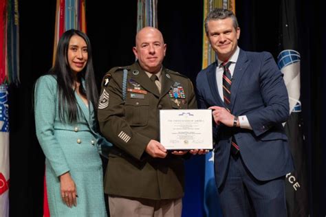 Retired Soldier's valor recognized with Distinguished Service Cross ...