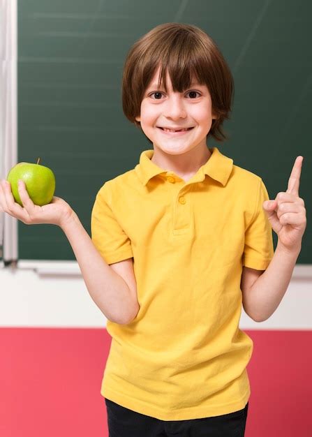 Enfant tenant une pomme verte | Photo Gratuite