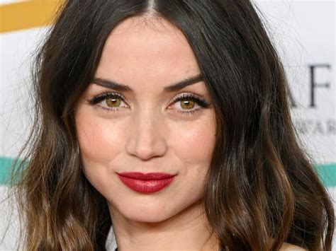Riasan Menawan Ana De Armas di Acara Penghargaan BAFTA yang Dapat Anda ...