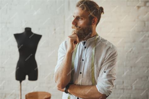 Diseñador de ropa joven moderno en el proceso de trabajo, diseñador de ...