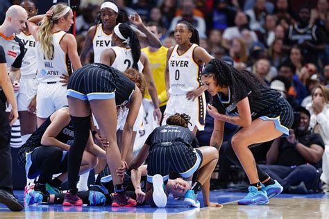Sky G Courtney Vandersloot (knee) makes early exit vs. Fever | Reuters