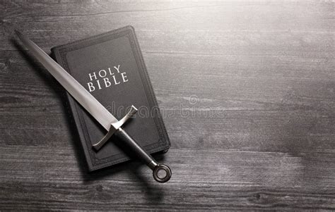 圣剑是神圣的圣经 库存照片. 图片 包括有 渐近, 耶稣, 柏油的, 刀子, 上帝, 新生, 幻灯片, 圣洁 - 210940986
