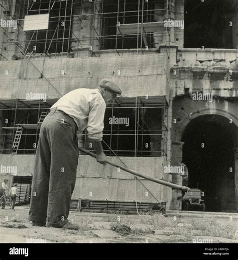 Rome colosseum 1950s hi-res stock photography and images - Alamy