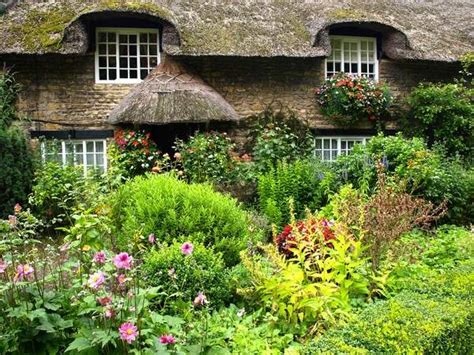 Small Cottage Gardens 的图像结果