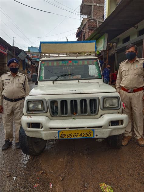 आबकारी विभाग द्वारा चार पहिया पिकअप वाहन से 34 पेटी देशी विदेशी मदिरा ...