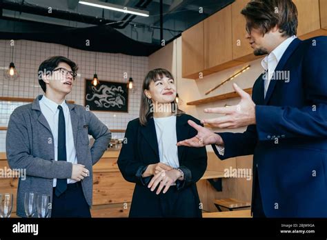 Business People Standing 的图像结果