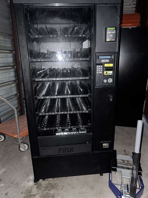 Snack Vending Machine For Sale in Enfield, Connecticut