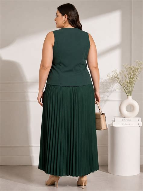 U&F Beyond Plus Size Emerald Pleated Co-Ord Set
