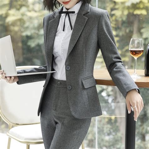 Suit Woman 的图像结果