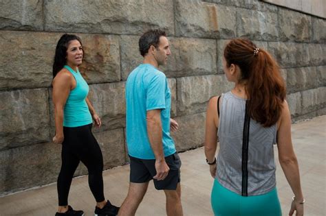 People Walking Together 的图像结果