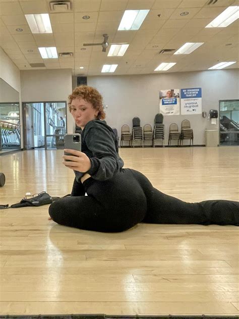 Redhead pawg stretching 😵‍💫 : r/GirlsInFlarePants