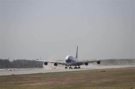 5月13日9时30分 南航A380试飞飞机平稳降落-中国民航网