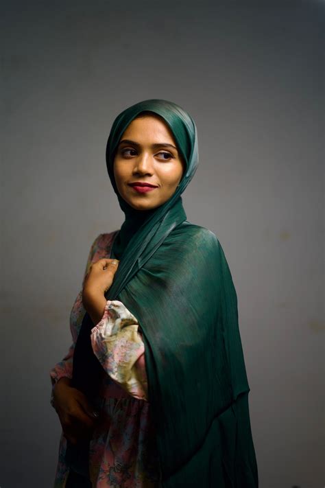 Brunswick Green Shimmer Hijab – BLAEK