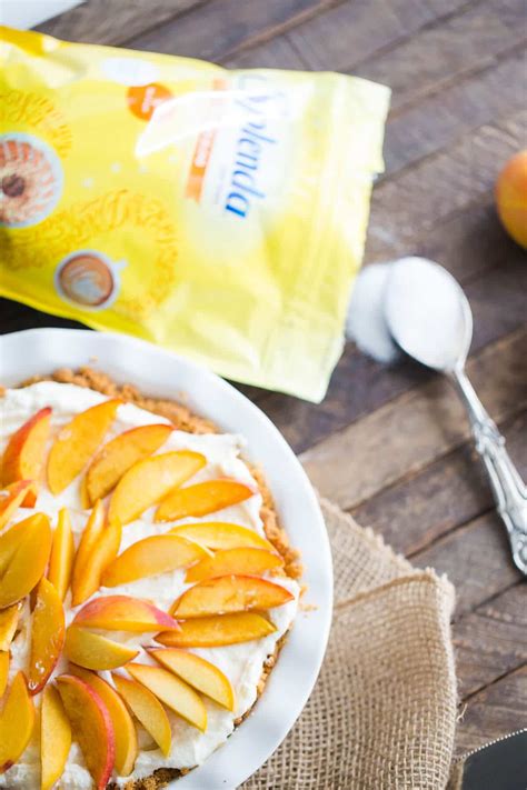 Fresh Peach Pie - LemonsforLulu.com