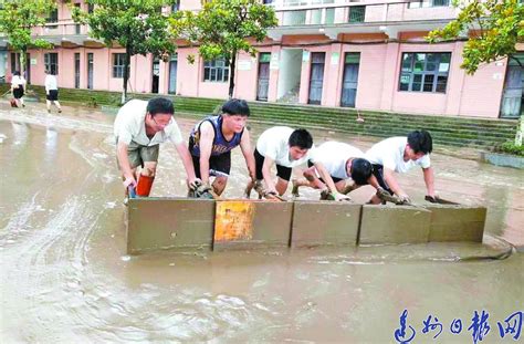 大暴雨致同济大学教室被淹 学生蹚水上课(图)-搜狐新闻