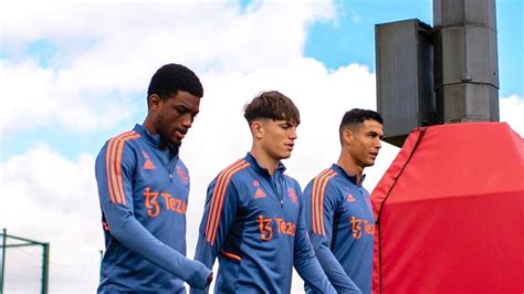 24 Potongan Rambut Keriting Pria Terkeren Wajib Coba! | AllThingsBeauty