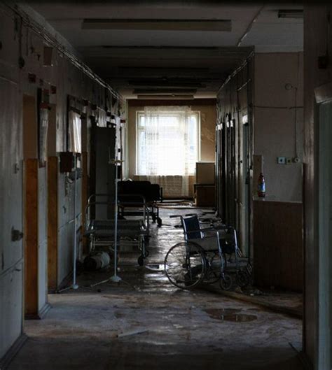在城市加里宁格勒的废弃的医院. 页 1