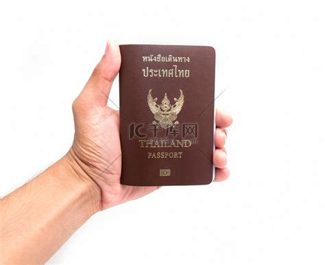 在桌上的泰国护照高清摄影大图-千库网