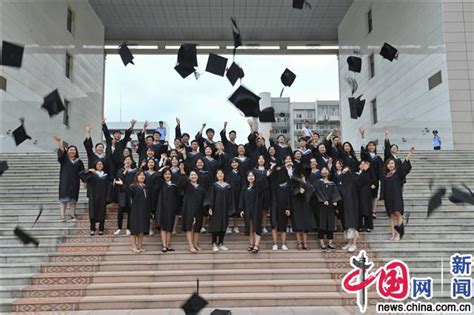 南宁:毕业生拍个性毕业照 记录大学最后时光_新闻中心_中国网