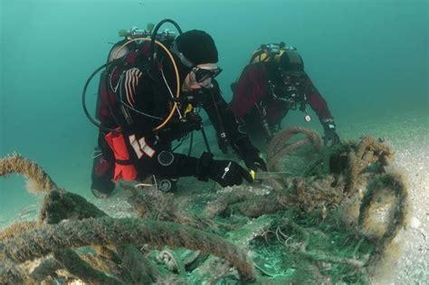 Duikexpeditie verwijdert 1500 kg visnetten en ontdekt nieuwe soorten op ...