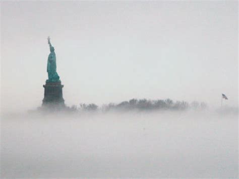 美国大雾笼罩如仙境 自由女神“腾云驾雾”(图)|大雾|自由女神|奇观_新浪新闻