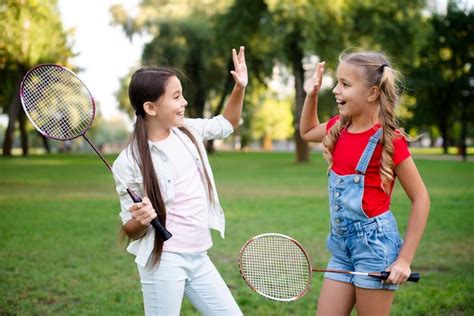 Little badminton players giving five | Free Photo