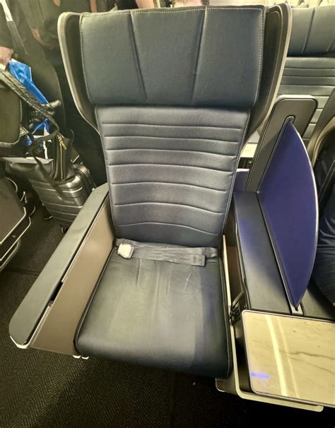 Flight Review: United Airlines Airbus A321neo First Class - IAH-ORD ...