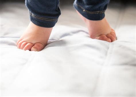 Toe walking in kids: Causes, Tips and Foods to manage it - IYURVED-IN