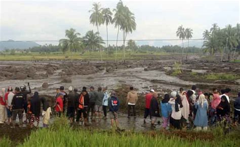 Flash floods and cold lava flow hit Indonesia's Sumatra island, killing ...