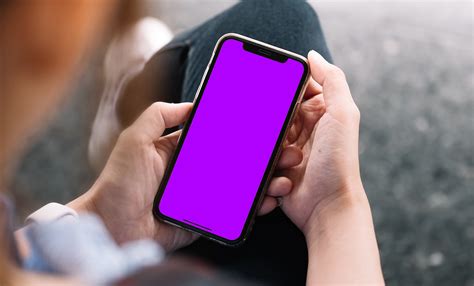 This Strange Software Bug Turns iPhone 13 Screens Into Pink - Tech