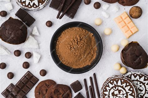 Cacaopoeder met chocoladepunten op witte achtergrond | Premium Foto
