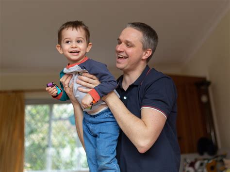 Un père célibataire et son jeune fils évitent de perdre leur maison ...